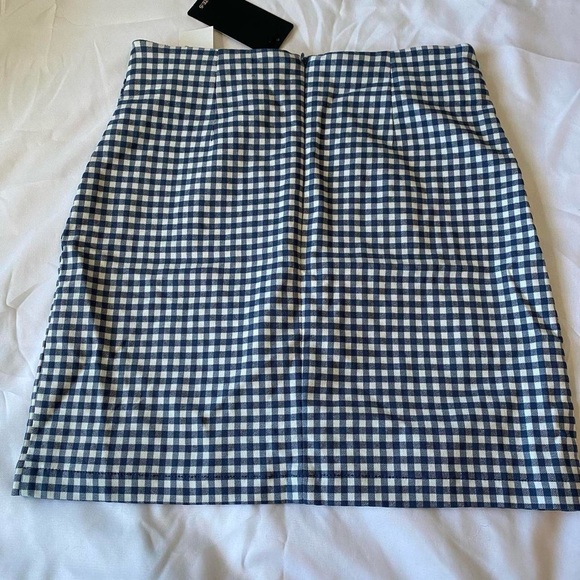 Blue and white checkered mini skirt with white bow on slit - Picture 3 of 3